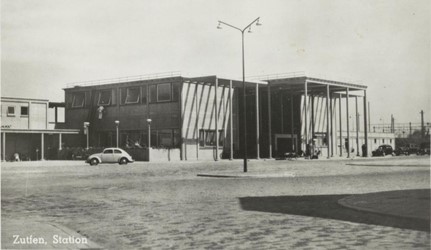 <p>Het door Schelling ontworpen nieuwe station van Zutphen verving in 1952 het oude, uit 1865 daterende, station. [NL-ZuRAZ _SZU002026715]</p>
